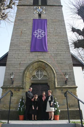 Gruppenfoto vor Kirche mit Fahne.jpg